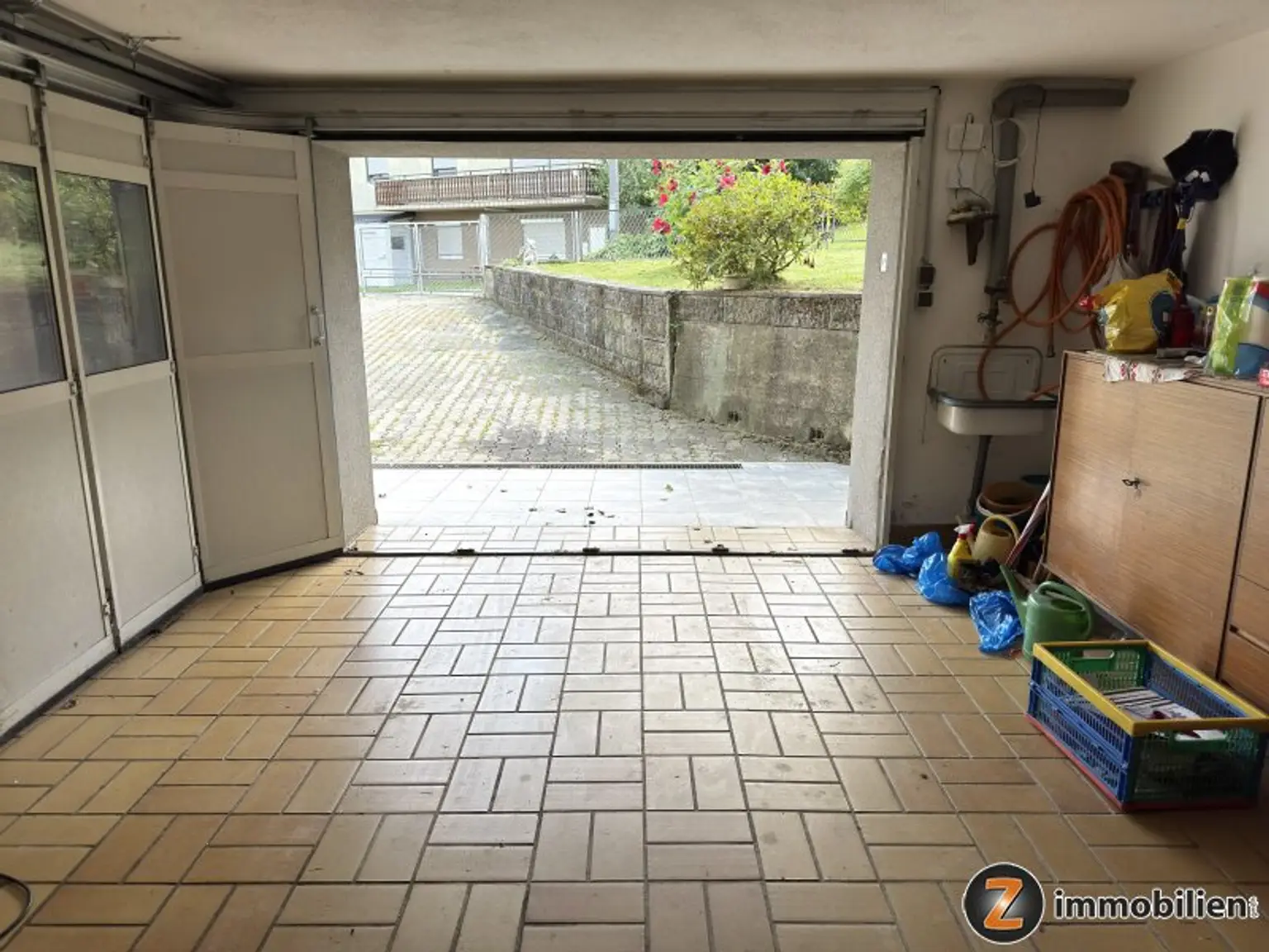 Unterkellertes Einfamilienhaus mit Garage und Obstbaumbestand