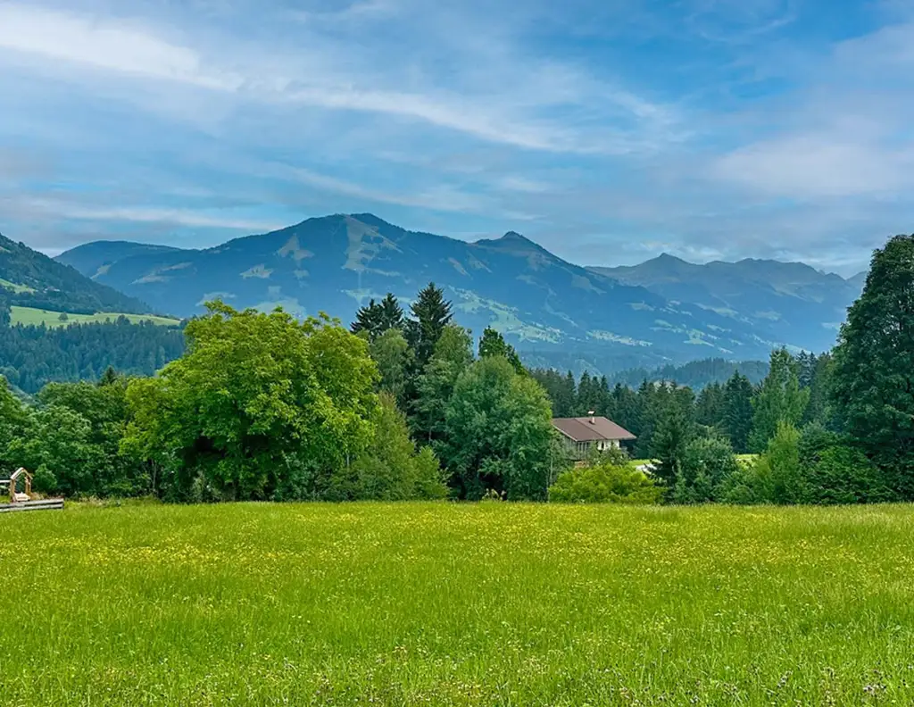 Sonnenverwöhntes Grundstück mit Blick zur Hohen Salve und genehmigter Projektierung