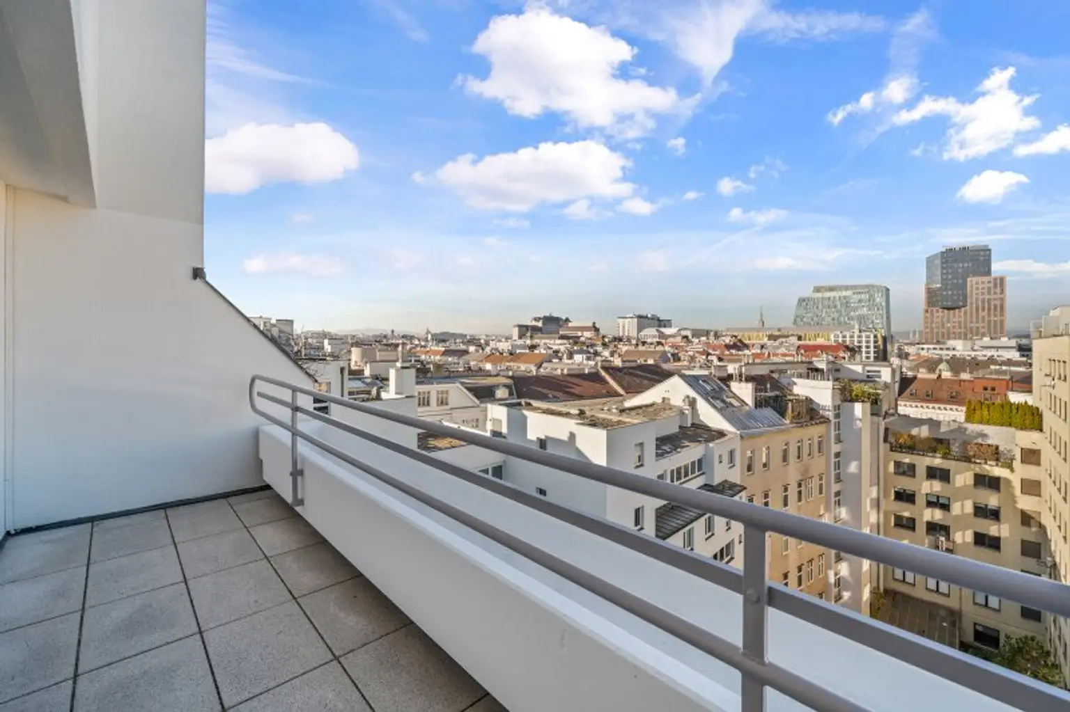 Generalsanierte Eigentumswohnung auf drei Ebenen mit zwei Terrassen - Gegenüber Sofiensäle