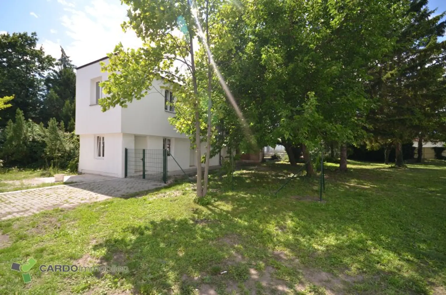 Frisch sanierte Stockhaus mit Pool in Grünlage, ruhigen Nebenstraße