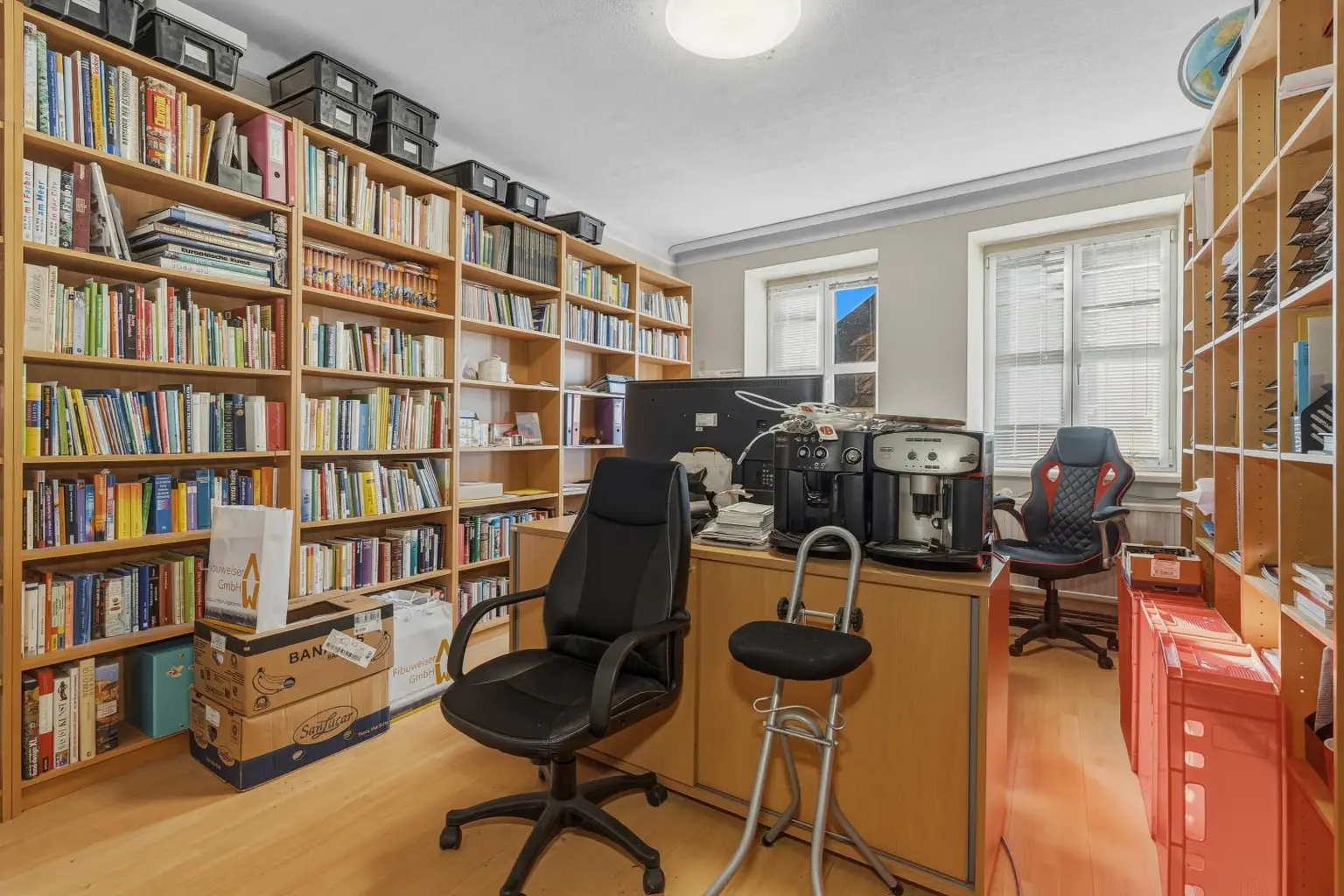 Wohnung 1, derzeit Büro und Gastro-Küche