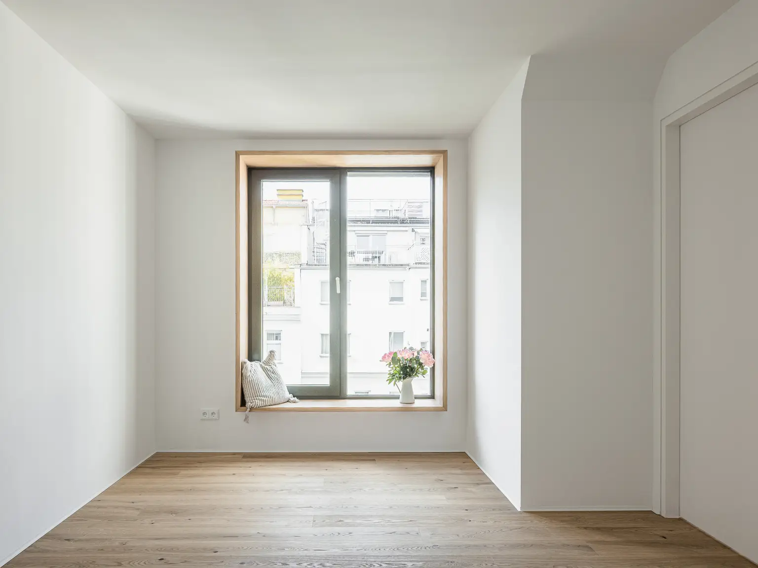 Loft-Feeling trifft Altbauflair – 3 Zimmer Erstbezug mit Terrasse nahe U6