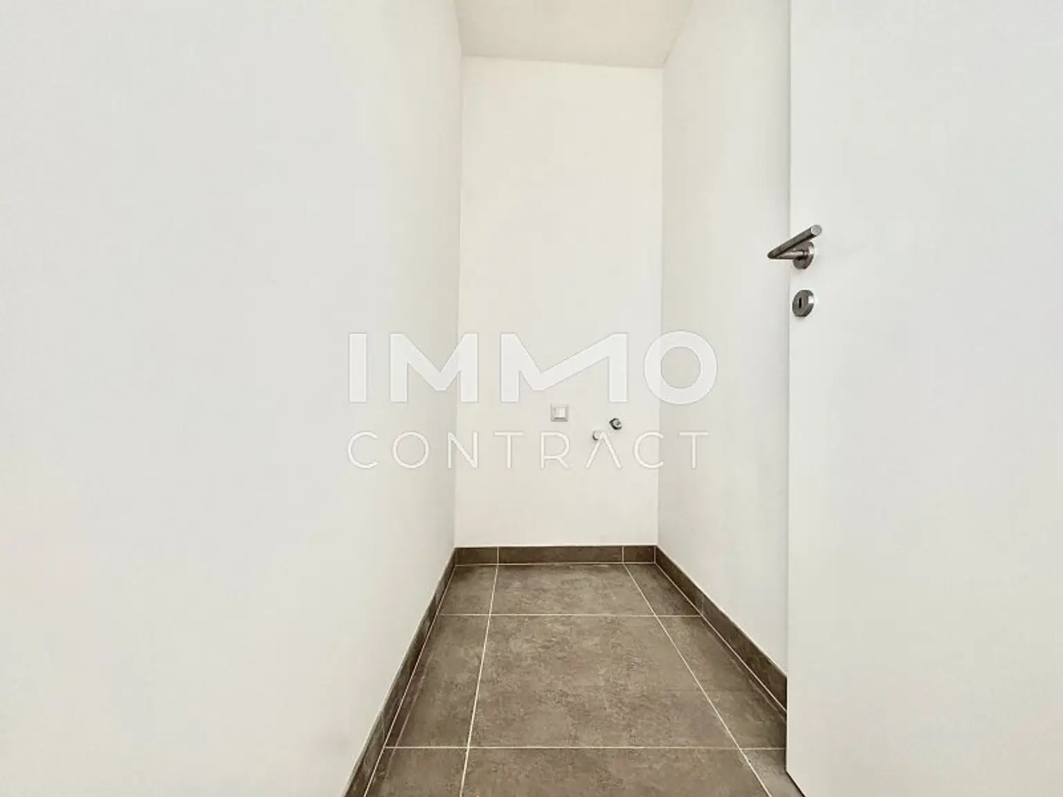 Abstellraum mit Waschmaschinenanschluss