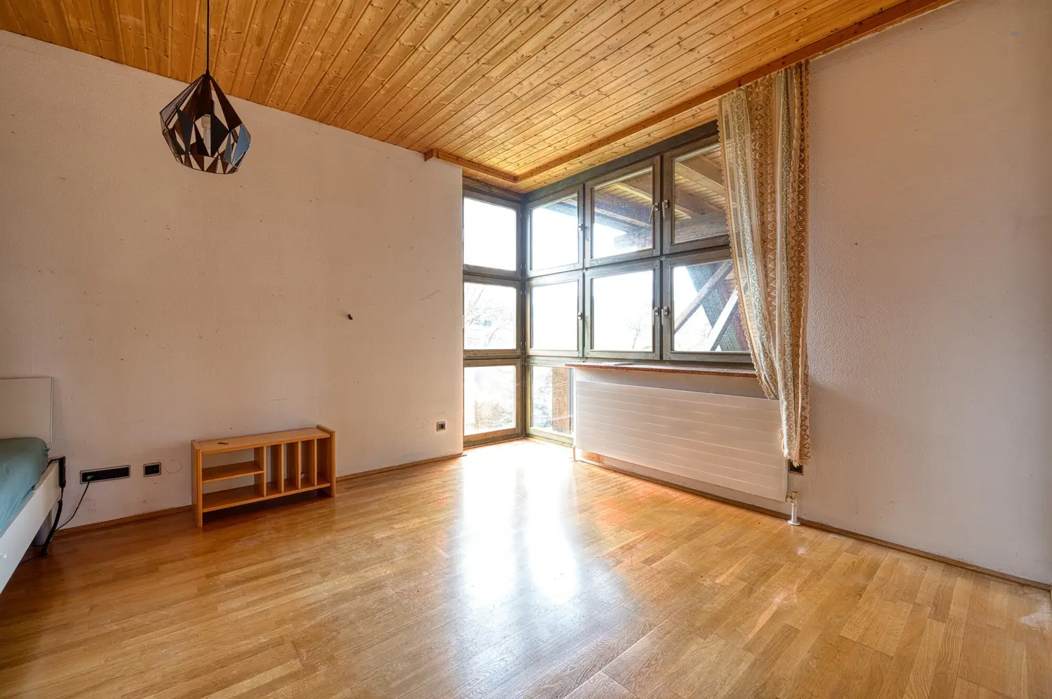 Sie brauchen viel Platz? Wir haben die Lösung. Sanierungsbedürftiges Architektenhaus in bester Lage.