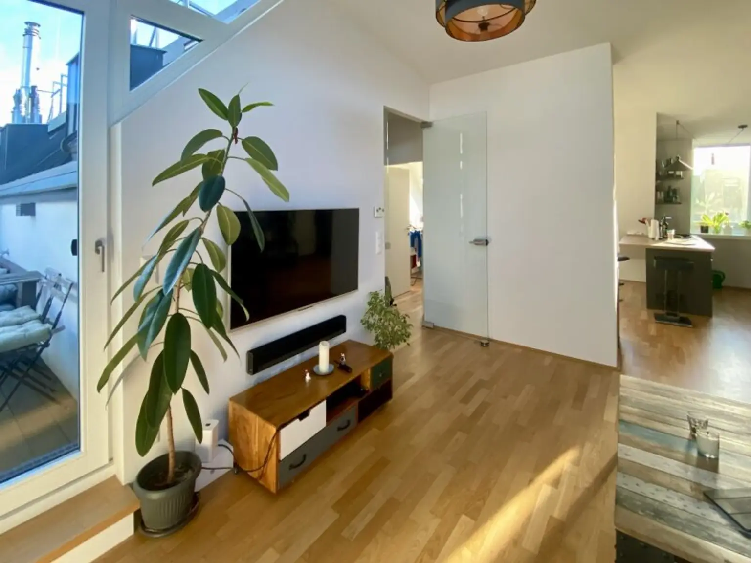 VOLL MÖBLIERTES traumhaft ruhiges Dachgeschoss-Appartement mit Terrasse und perfektem Öffi-Anschluß