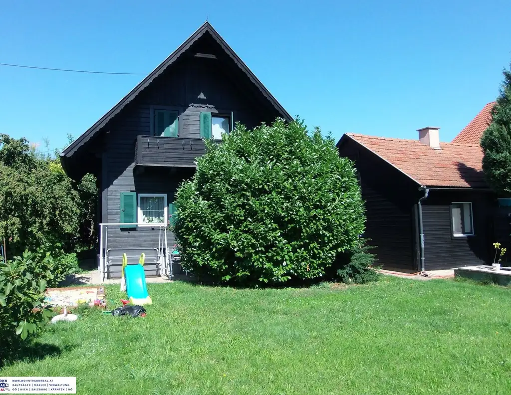 Traumhafte Bauparzelle mit gemütlichem Holzblockhaus