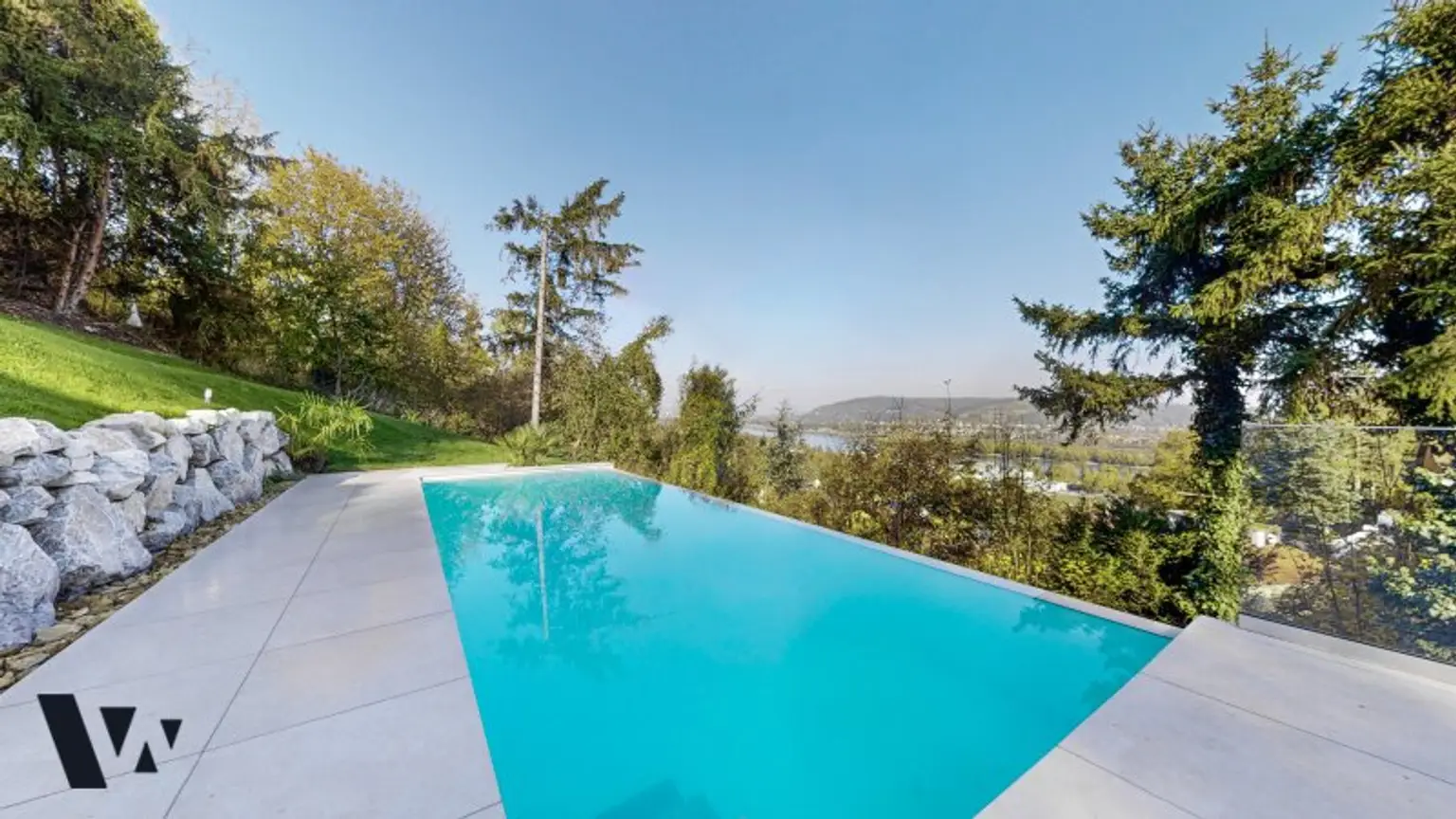 EINZIGARTIGE VILLA MIT INFINITY-POOL & BLICK ÜBER DIE DONAU