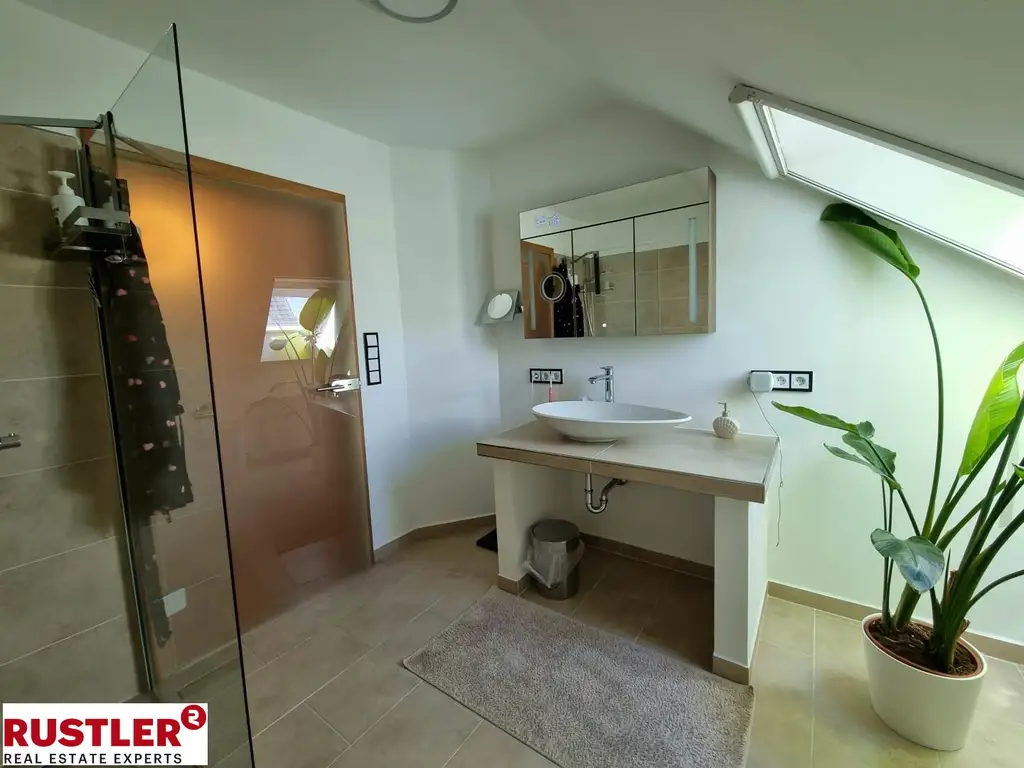 Großzügiges Einfamilienhaus mit separater Wohneinheit  & Pool