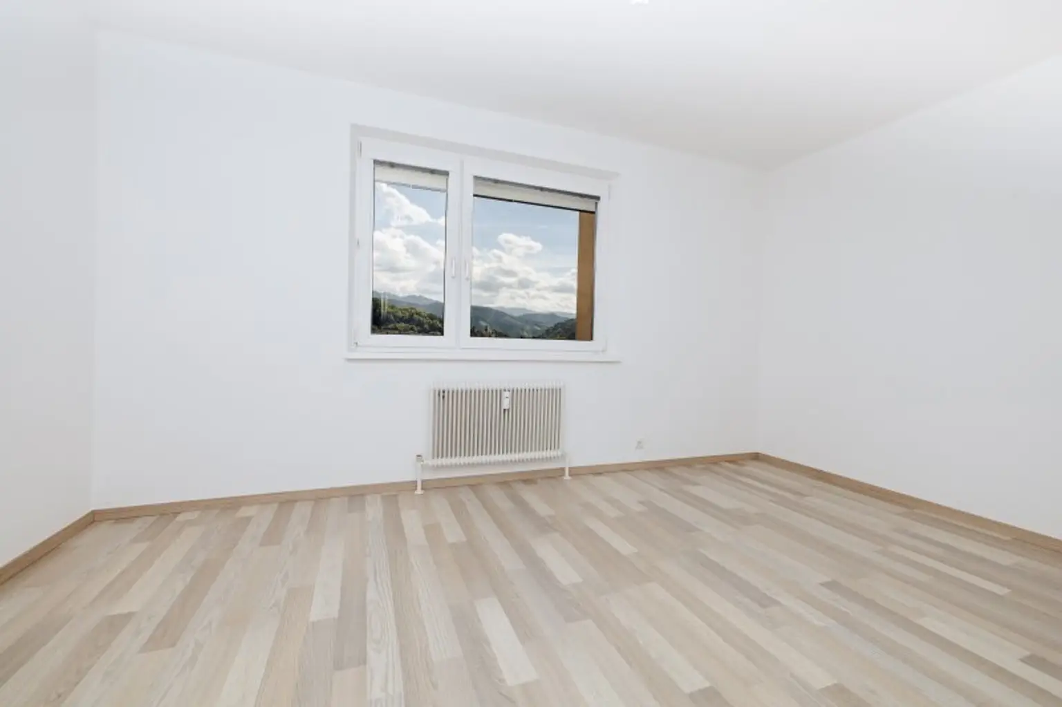 LIFT I LOGGIA I RUHIGE LAGE I LICHTDURCHFLUTET I SCHÖNE AUSSICHT I EINBAUKÜCHE I FAMILIENFREUNDLICH I PROJEKT WOHNEN I