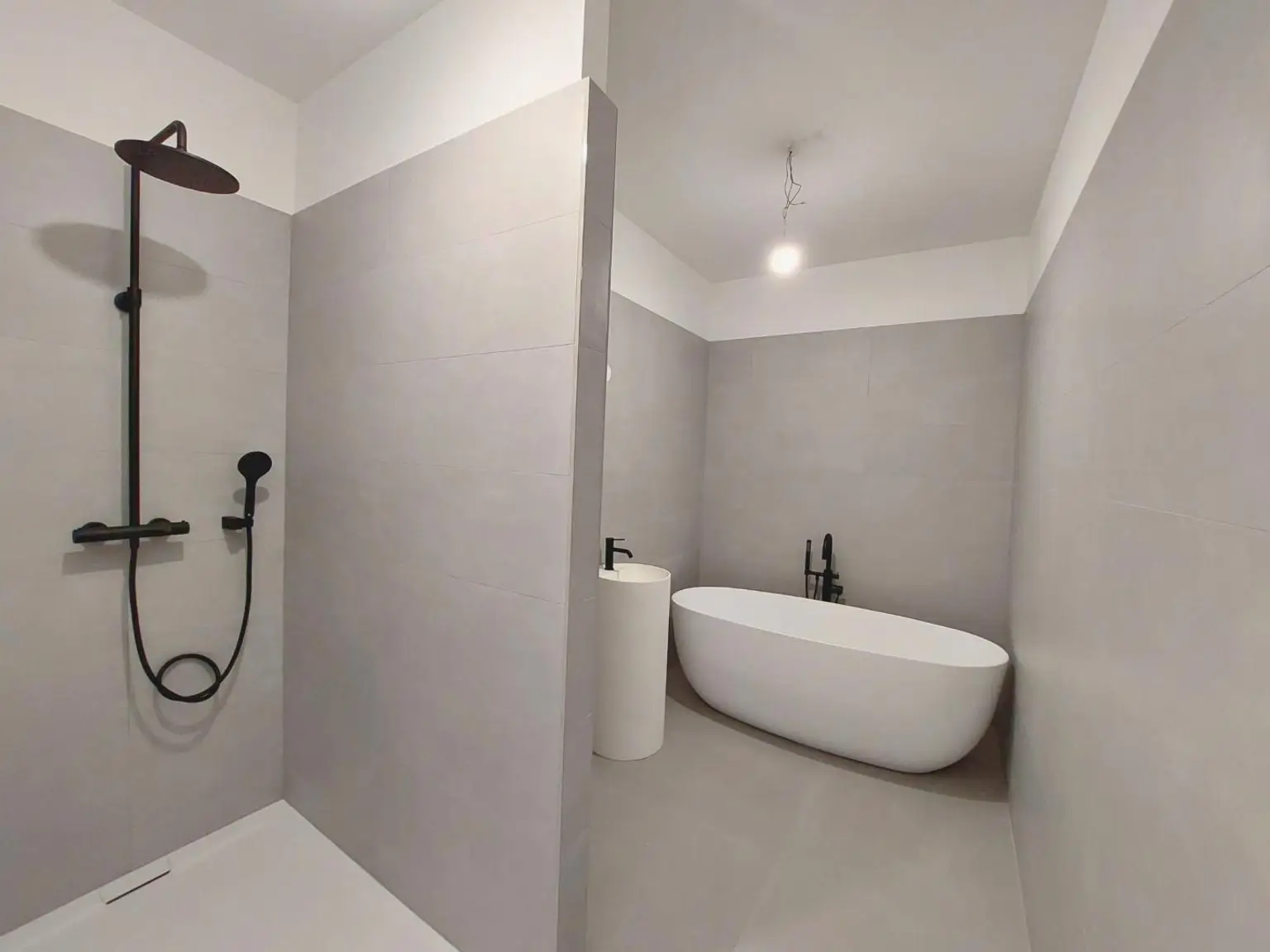 Badezimmer mit Badewanne und Dusche