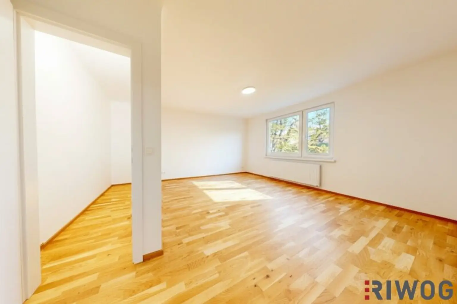 ERSTBEZUG nach Sanierung I Großzügige 2 Zimmer Wohnung mit Ausblick ins Grüne I inkl. Tischlerküche mit Siemens Geräten I Alte Donau Nähe