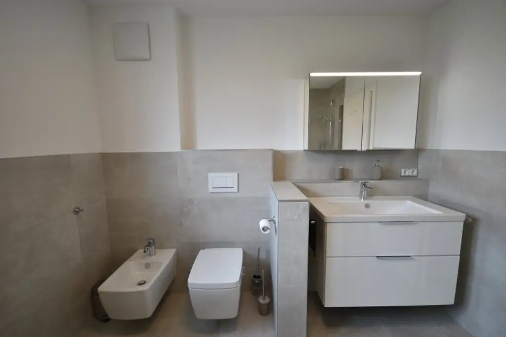 "TRAUMHAFTER BLICK AUF DEN ATTERSEE - Neu renoviertes Ferienhaus mit Einliegerwohnung und großem Garten"
