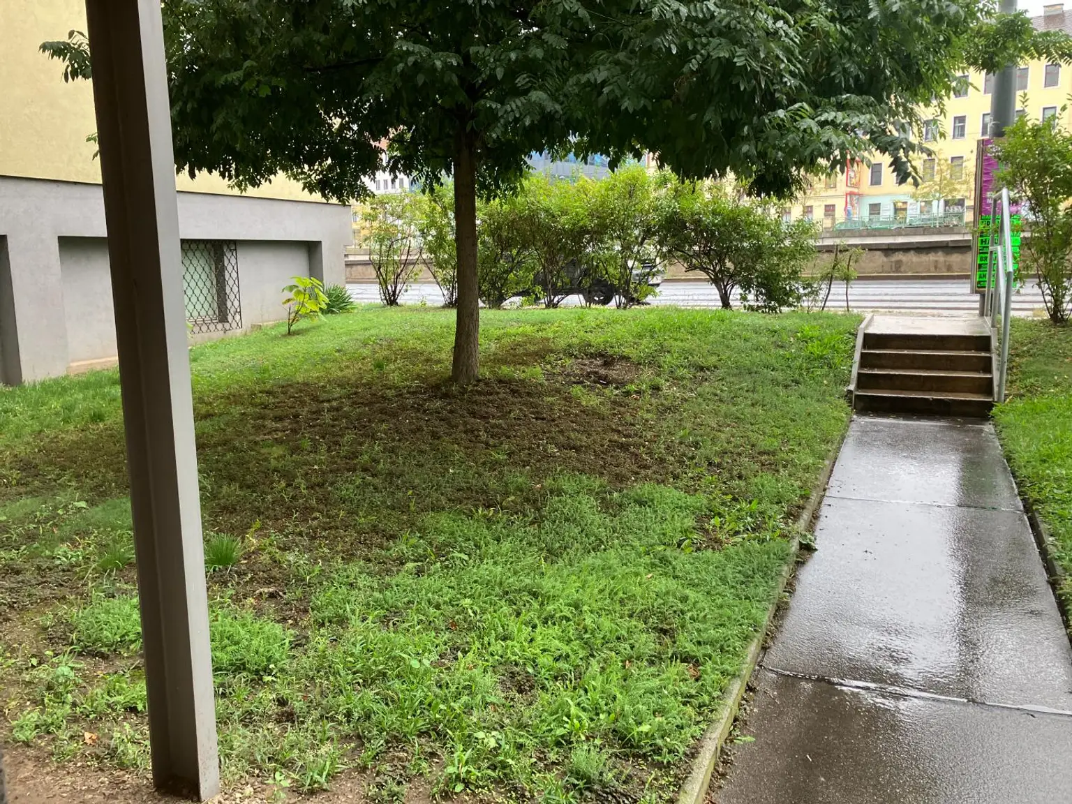 Sanierungsbedürftige 2-Zimmer Wohnung mit sonniger Loggia