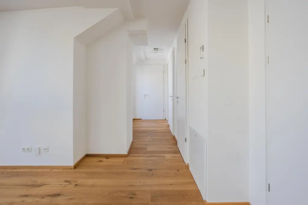 "Helles Dachgeschoss, Garage, Klima nähe U1"