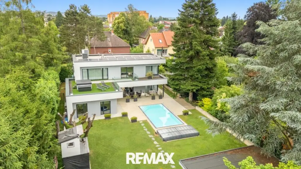 Beeindruckende Designer-Villa mit Pool und Poolhaus zum Soforteinzug!