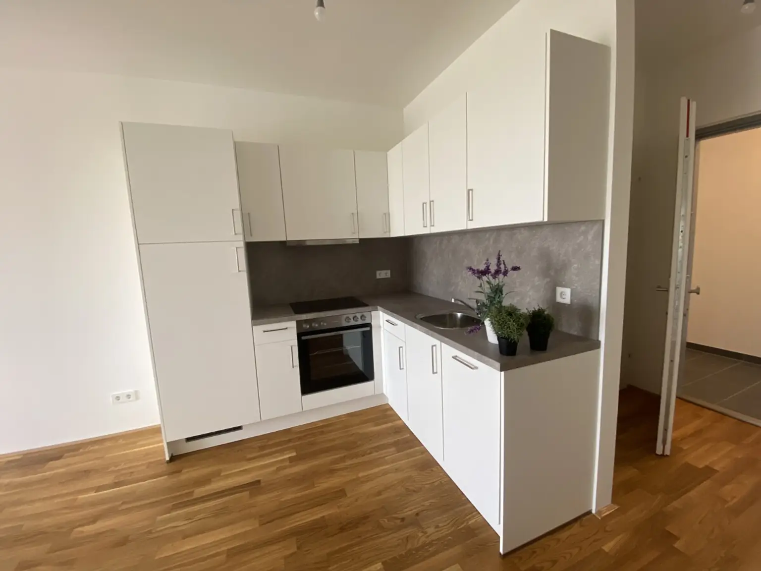 2 Zimmer + Balkon - 1 bedroom apartment + balcony  ERSTBEZUG =Das Laurenz= Top Weitblick Wohnung U3
