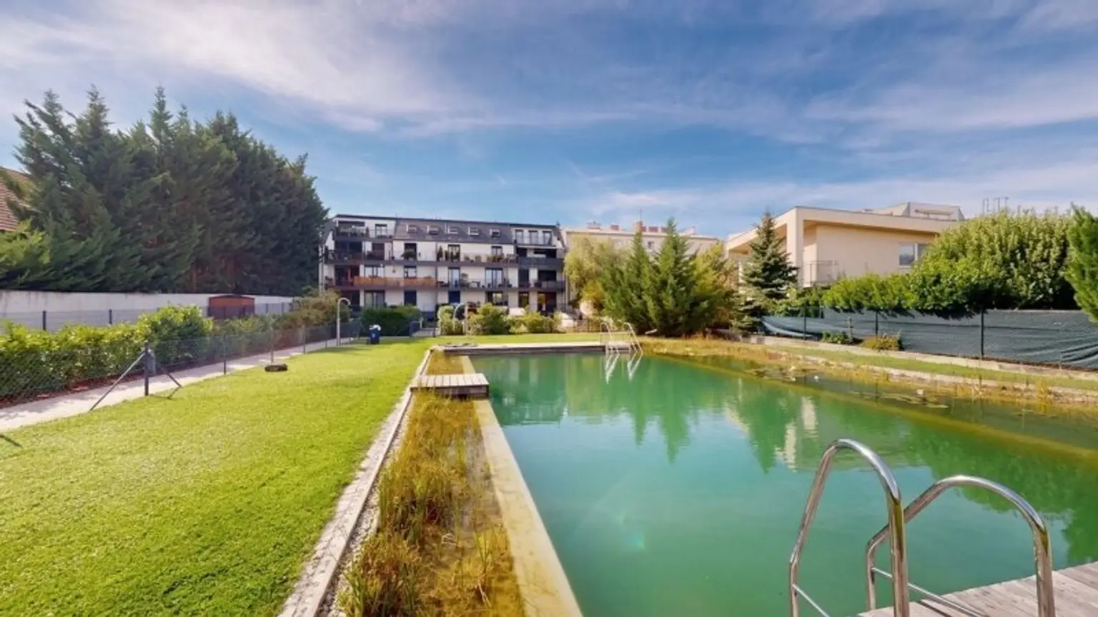 Gemeinschaftsgarten mit Schwimmteich