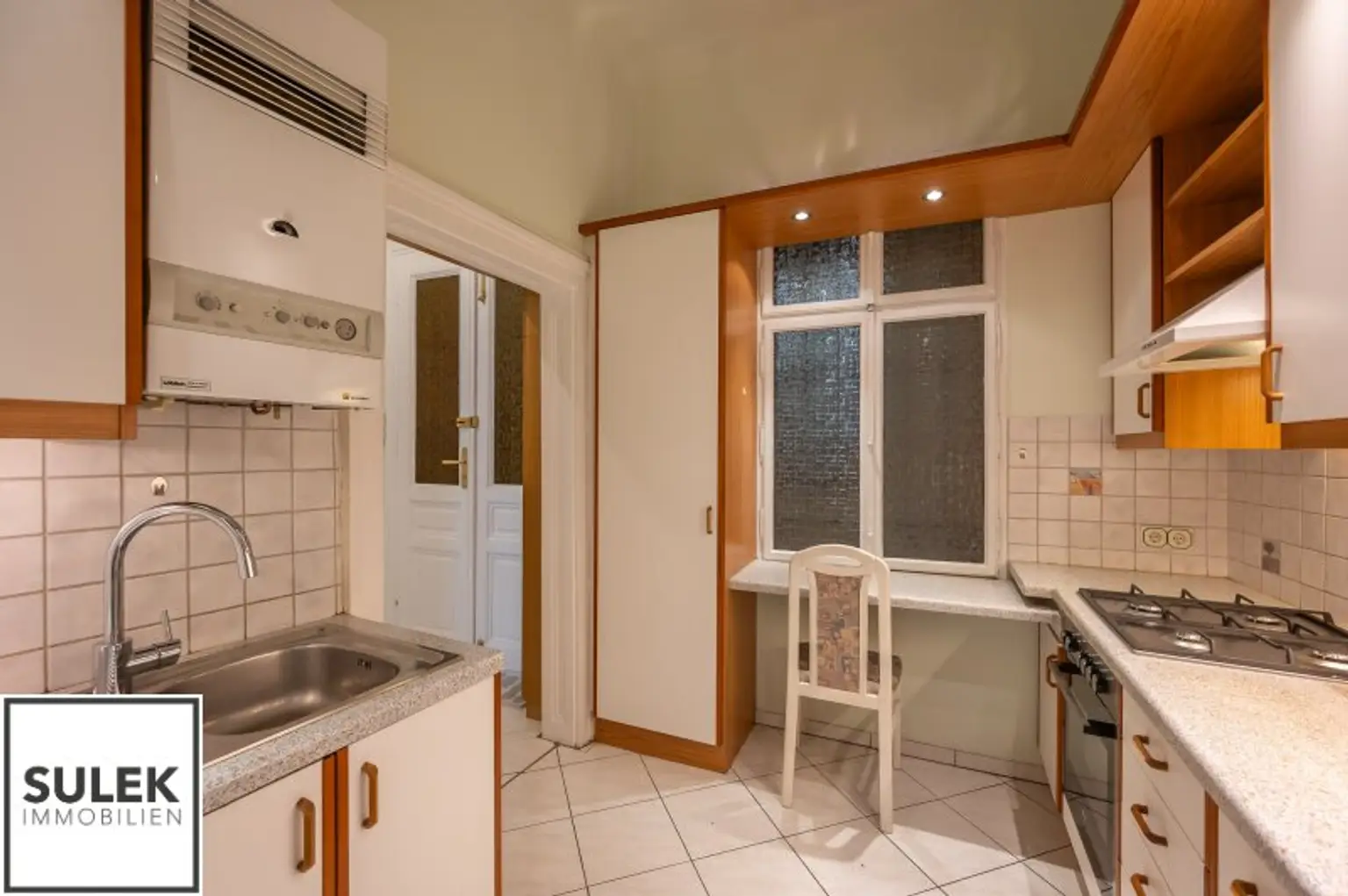 ab 1.11.2025: möblierte 2-Zimmer-Altbau-Wohnung (furnited one bedroom apartment) in zentraler & ruhiger Lage