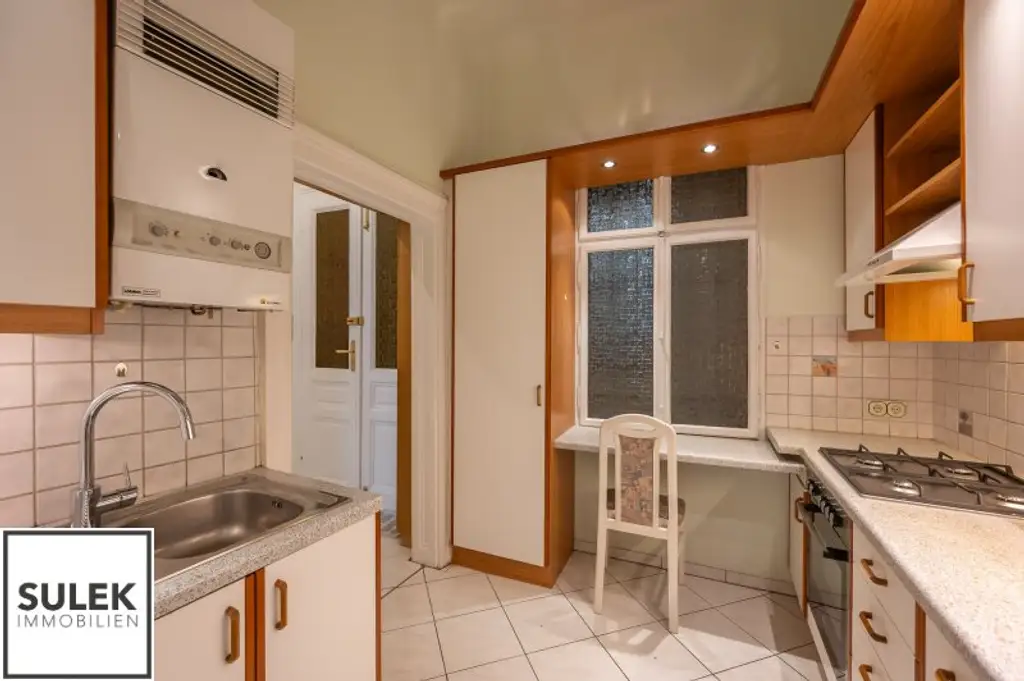 ab 1.11.2025: möblierte 2-Zimmer-Altbau-Wohnung (furnited one bedroom apartment) in zentraler & ruhiger Lage