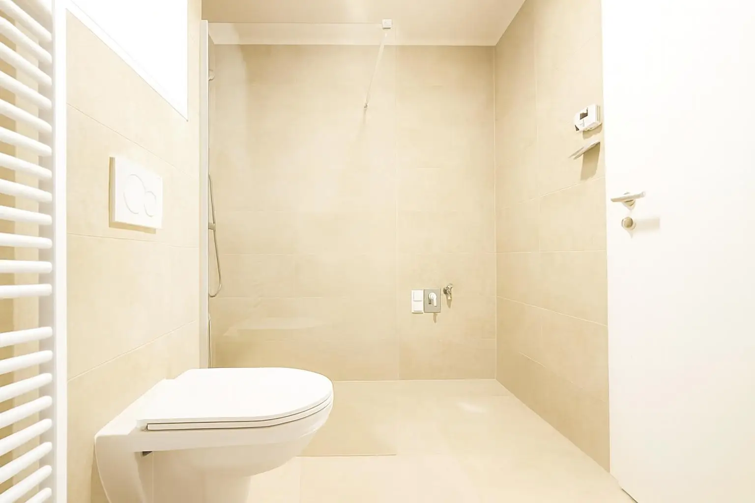 Badezimmer mit Walk-In-Dusche