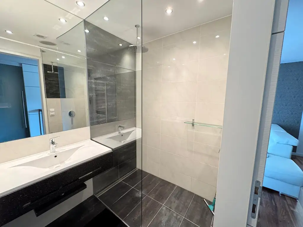 Moderne, luxuriöse  Wohlfühlwohnung mit Tiefgaragenplatz! Inklusive moderner Möblierung!