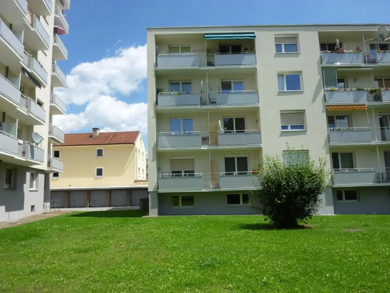Sonnige 2,5-Zimmer-Wohnung mit Loggia und Garage!