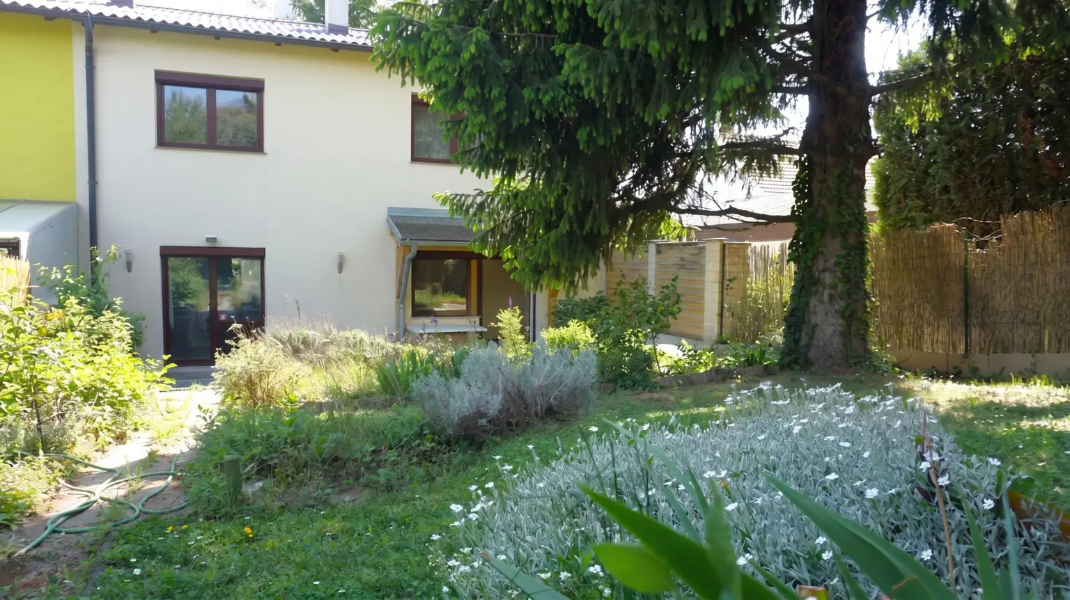 Haus Gartenansicht