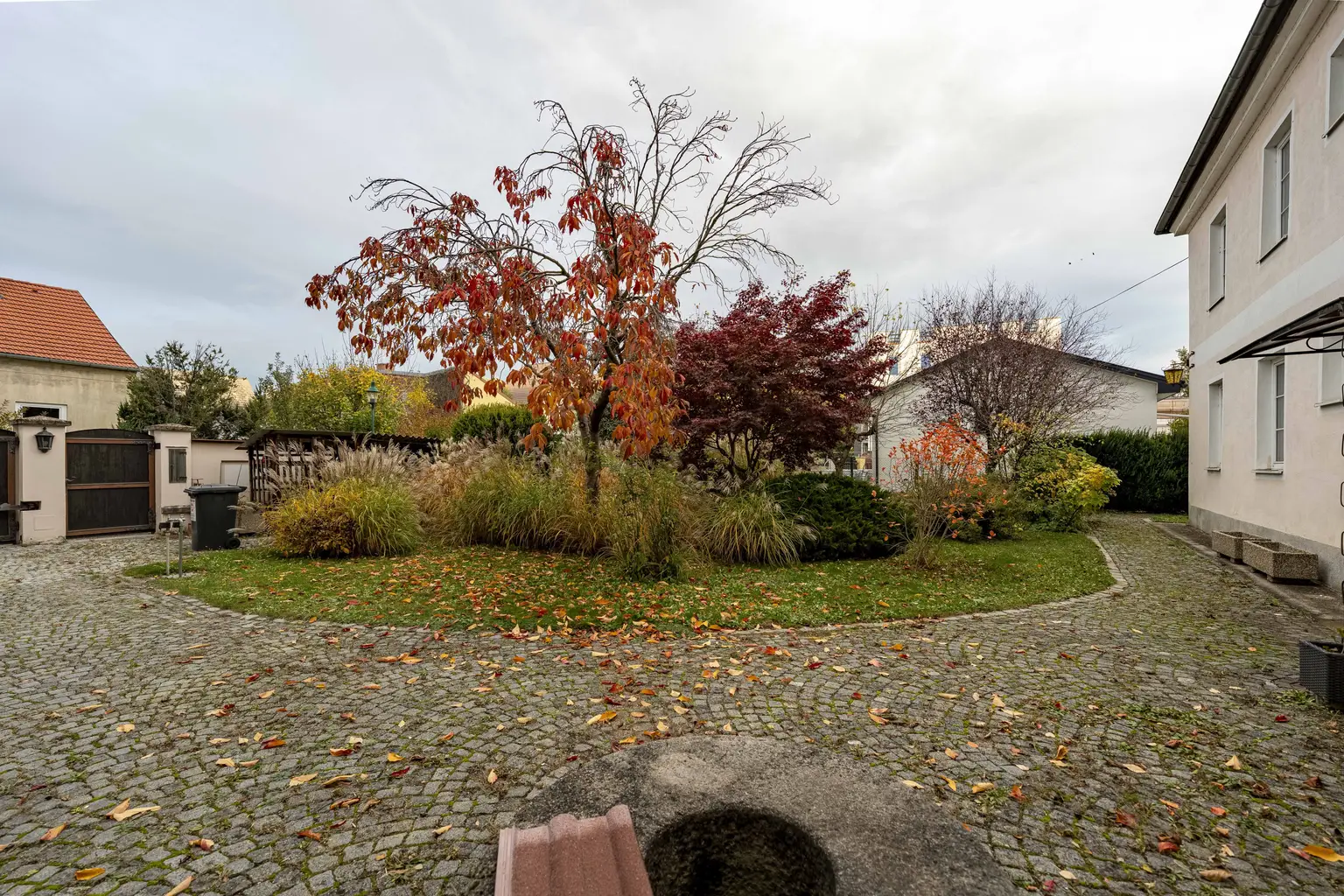 ** Historisches Johanniterhaus am Heldenplatz – mit Innenhof und Gartenbereich **