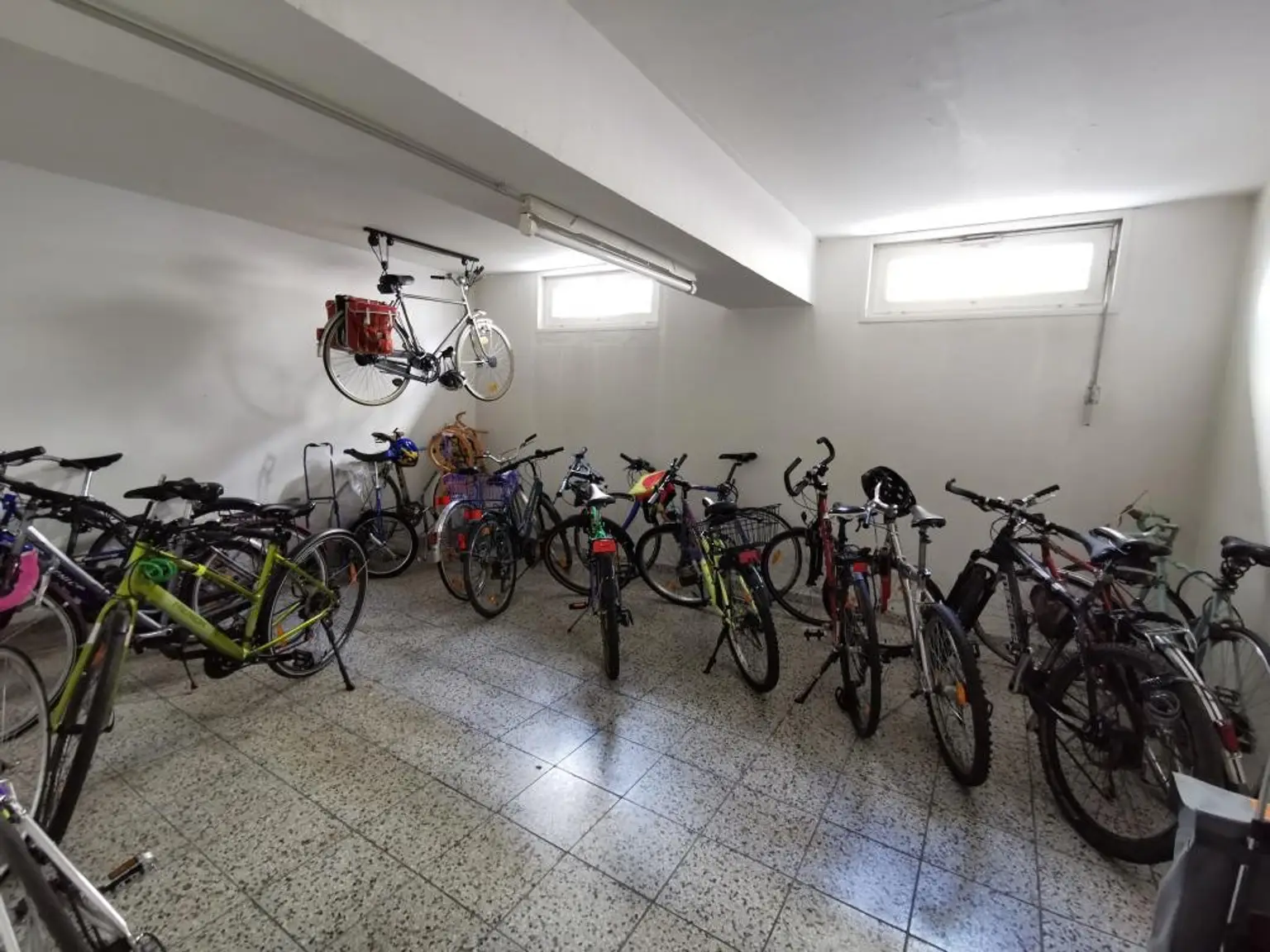 In Kürze frei. 3 Zimmer + Kabinett und 2 große Dachterrassen. Alles wie neu...!!!