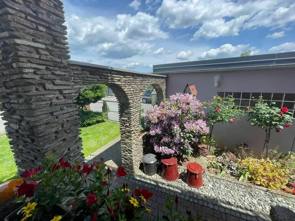 **RARITÄT**Einzigartiges Haus in BESTLAGE in unmittelbarer Nähe zur Therme**parkähnlicher Garten**Wintergarten**Nebengebäude mit Fitness**uvm ...!**