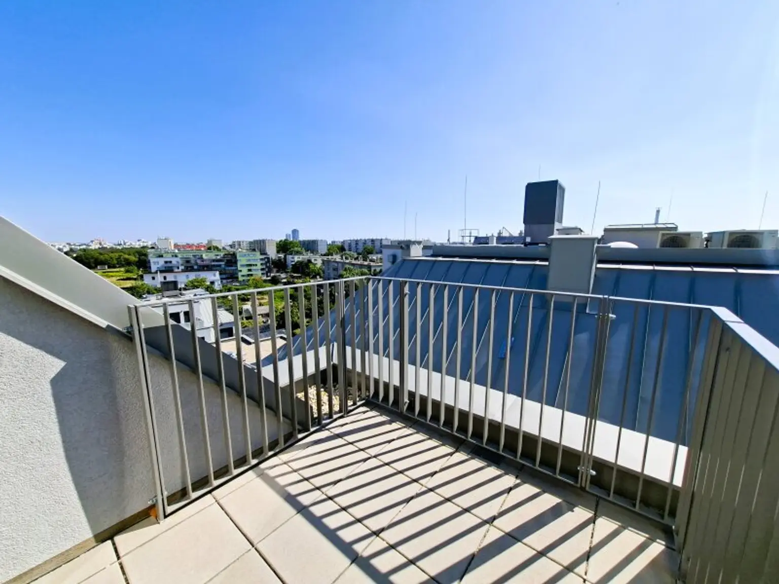 Hier müssen Sie schnell sein - AB SOFORT BEZIEHBAR!! Tolle 3 Zimmerdachgeschosswohnung + zwei Terrassen! Absolute Toplage! U1 Kagranerplatz!