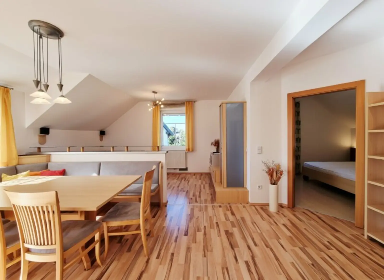 Naturnahes Wohnen mit exklusivem Extra: Schwimmteich in der Anlage