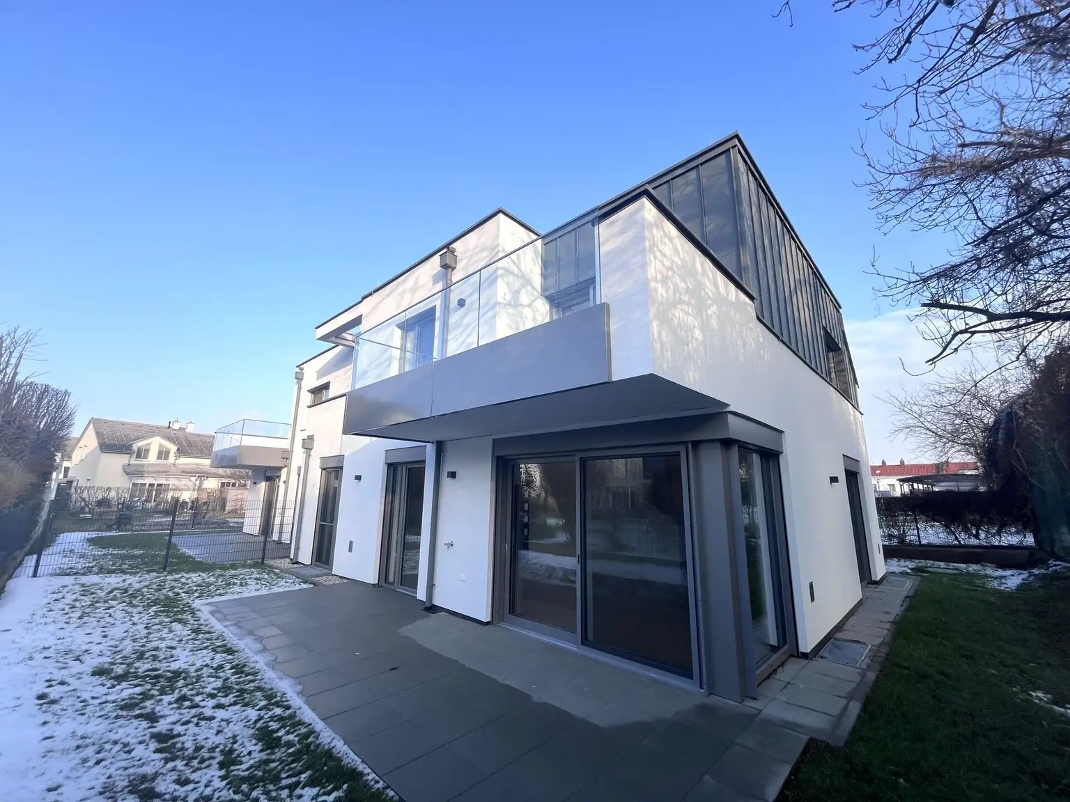 Erstbezug !!! Traumhafte Doppelhaushälfte -  mit 5 Zimmern, Garten, Wohnkeller und Stellplätzen!