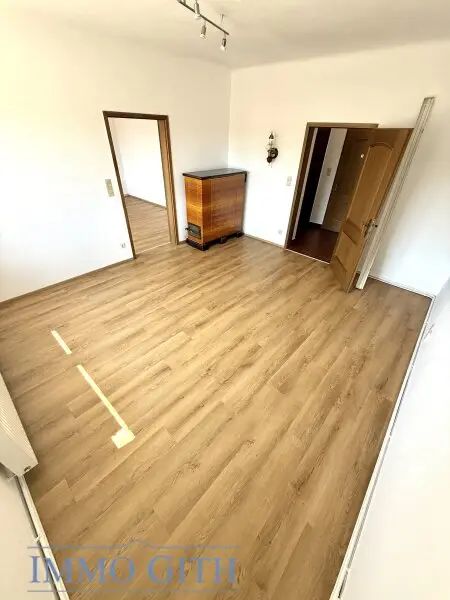 RUHIGE 74 m² 3-ZIMMER-WOHNUNG IM OBERGESCHOSS EINES ZWEIFAMILIENHAUSES MIT GARTENFLÄCHE, ABSTELLRAUM & PARKPLATZ ZU MIETEN!