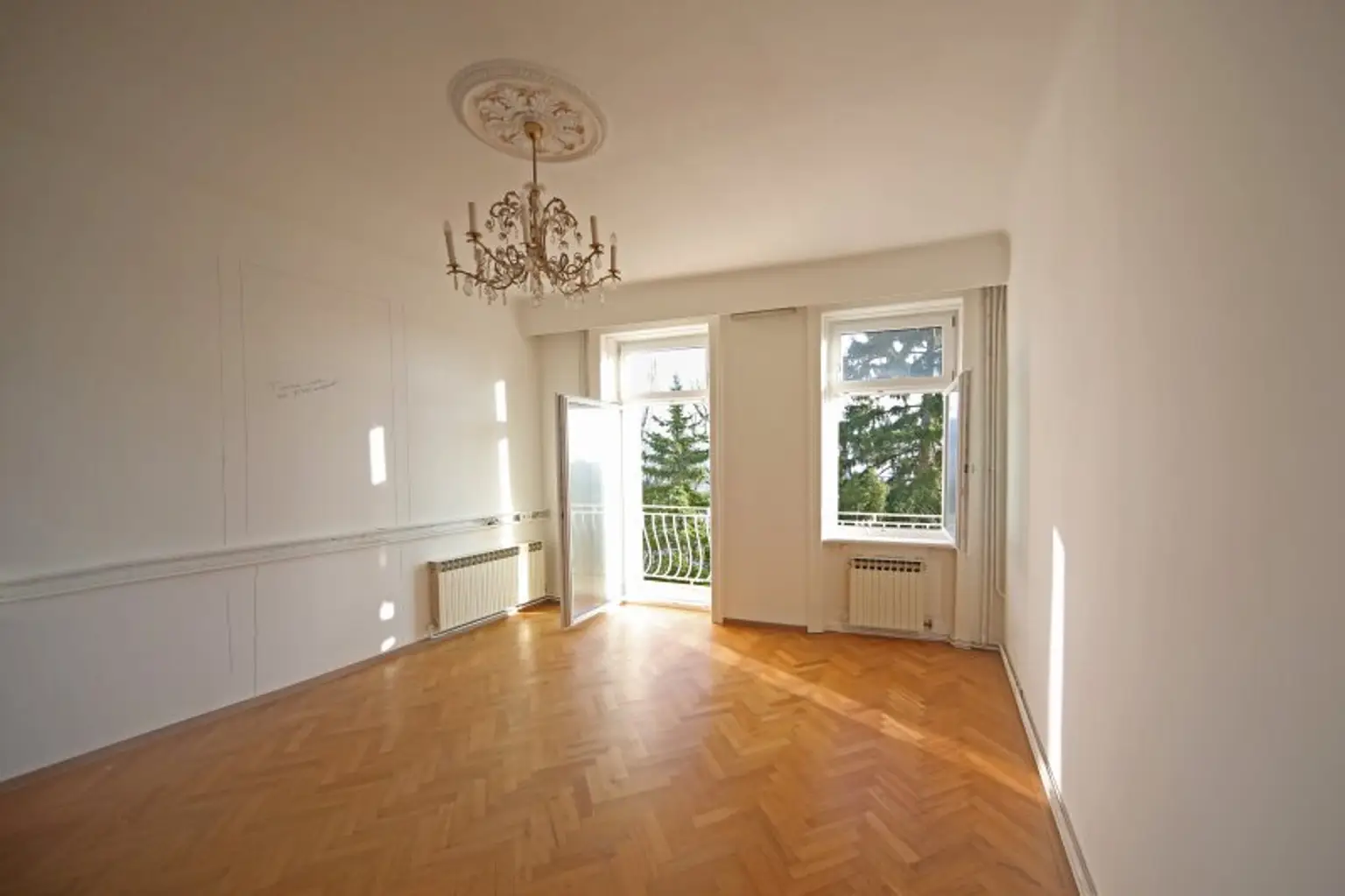 Wohnzimmer top 2 mit Blick auf Balkon / Garten