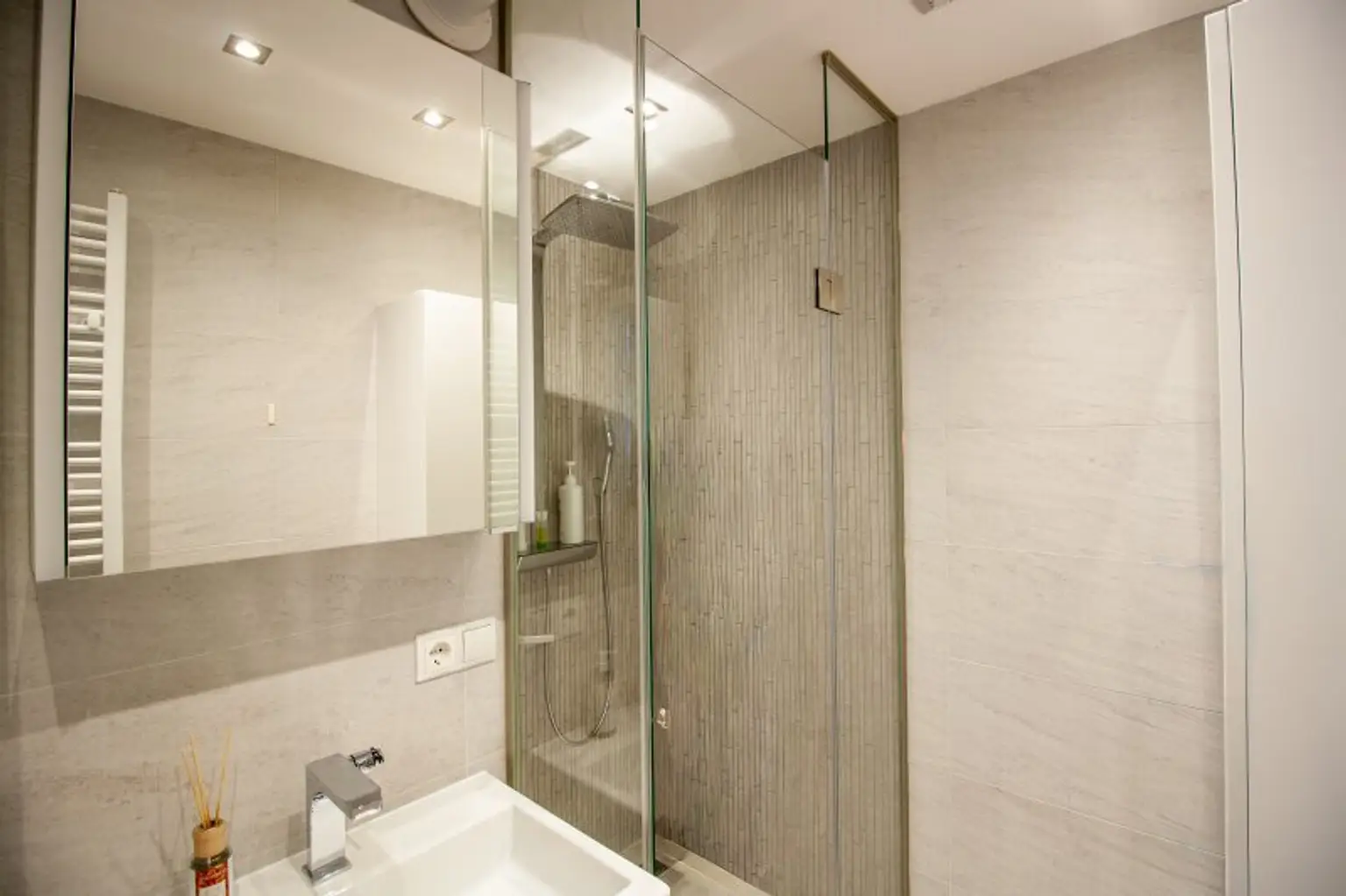 Modernes Maisonette-Juwel mit Terrasse im 3. Bezirk – Tischlerküche, 2 Bäder & Klimaanlage