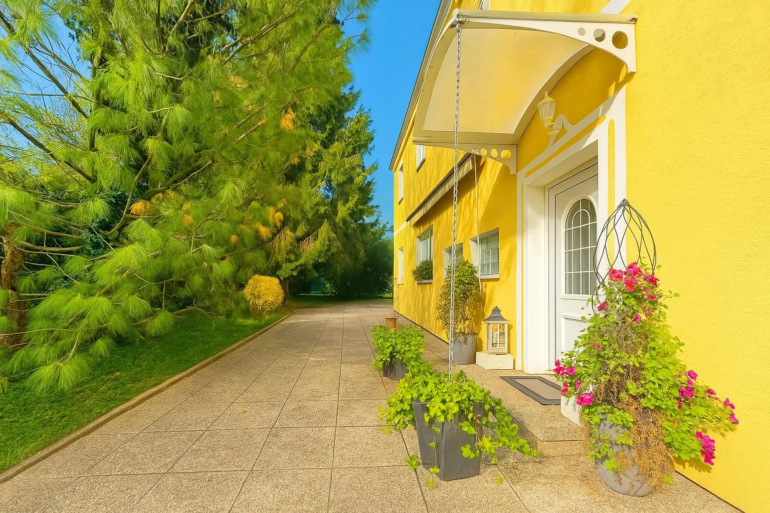 Sanierungsbedürftiges Mehrfamilienhaus mit großem Grundstück und hoher Bebauungsdichte