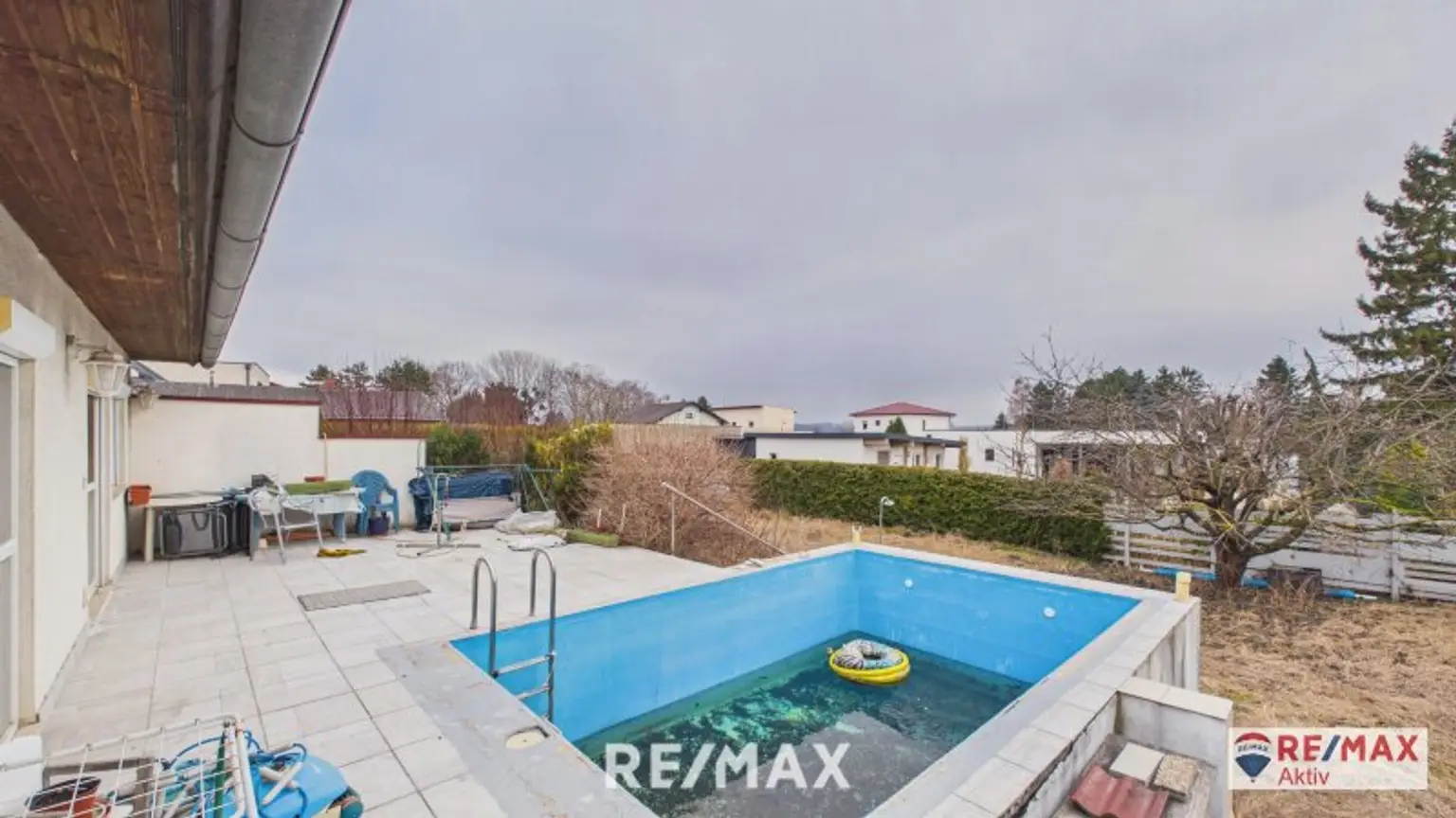 Einzugsbereites Haus mit großer Garage und großem Grundstück