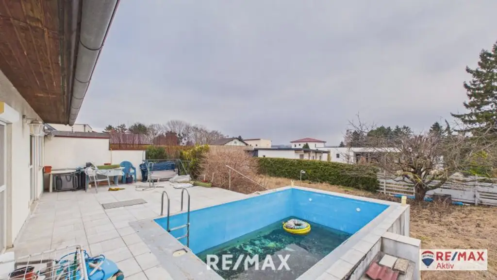 Einzugsbereites Haus mit großer Garage und großem Grundstück