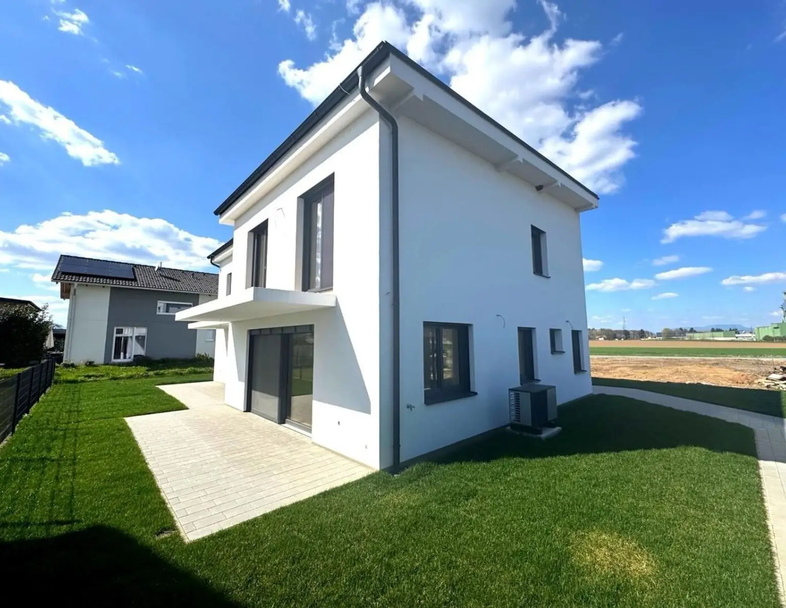 Sonnige Doppelhaushälfte mit Doppelcarport, Kellerersatzraum und großer Südterrasse!