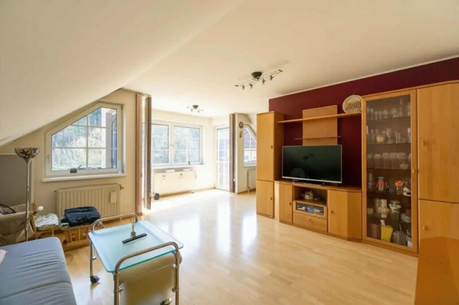 Wohnzimmer mit zwei Balkonen