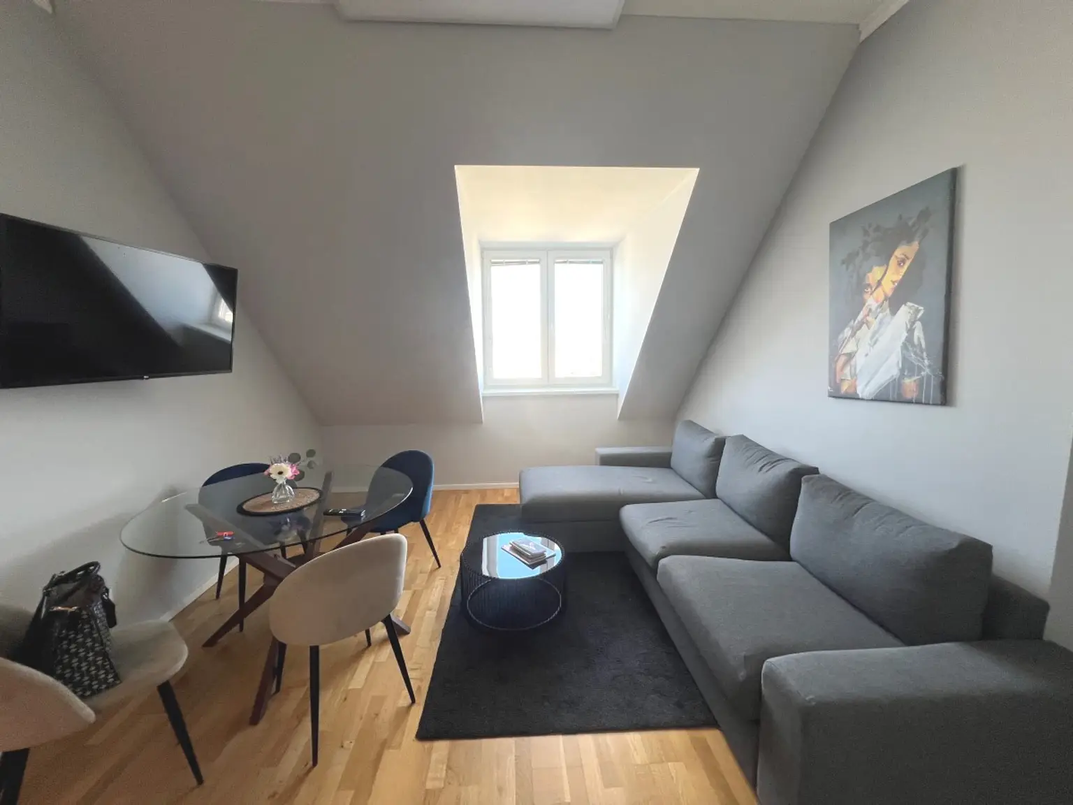 11u | TRAUMHAFTE Dachgeschosswohnung - Top Zustand, Terrasse mit Ausblick | Prima Service Immobilien