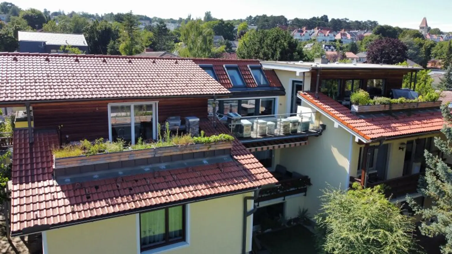 Dachgeschosswohnung in Ruhelage mit traumhaftem Grünblick, eigenem Garten und Garage