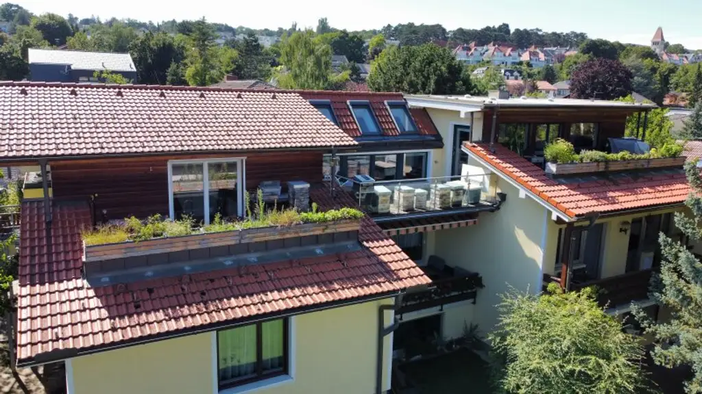 Dachgeschosswohnung in Ruhelage mit traumhaftem Grünblick, eigenem Garten und Garage