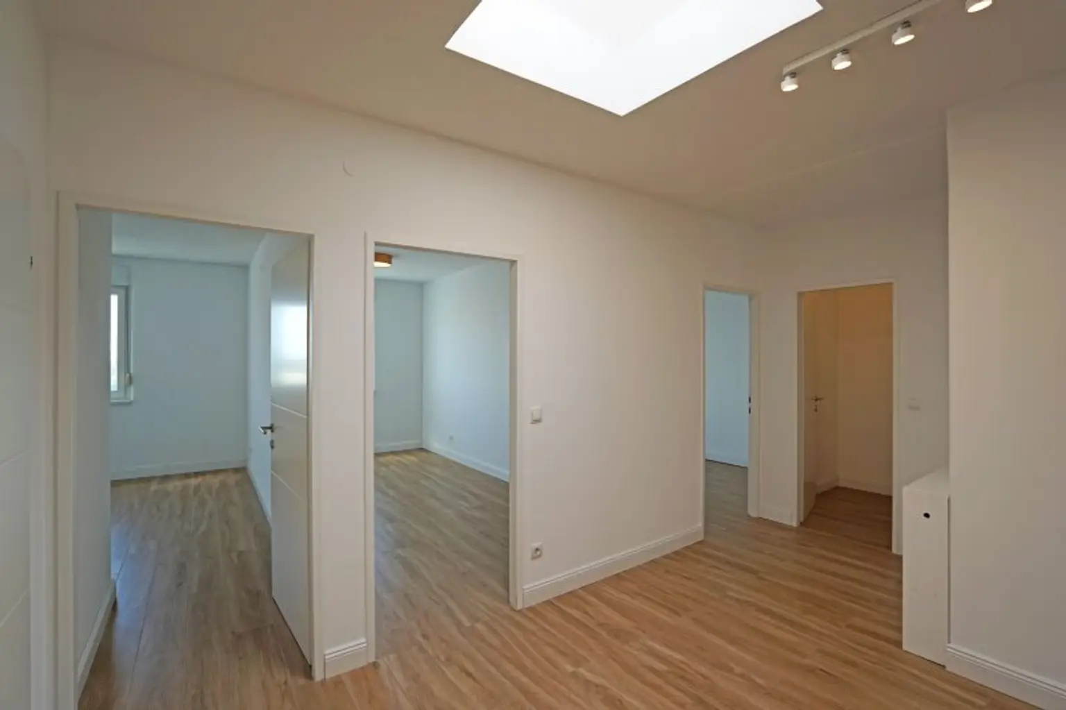 Penthouse-Wohnung | 131 m² Wfl. | 80 m² Dachterrasse mit 270°-Ausblick | PKW-Stellplatz | riesiger Gemeinschaftsgarten | im Zentrum