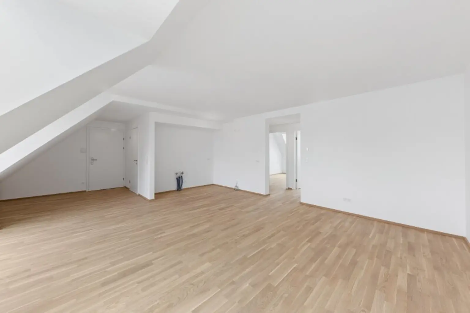 3-Zimmer-Dachgeschosswohnung (Massivbauweise) mit Balkon in generalsaniertem Altbau