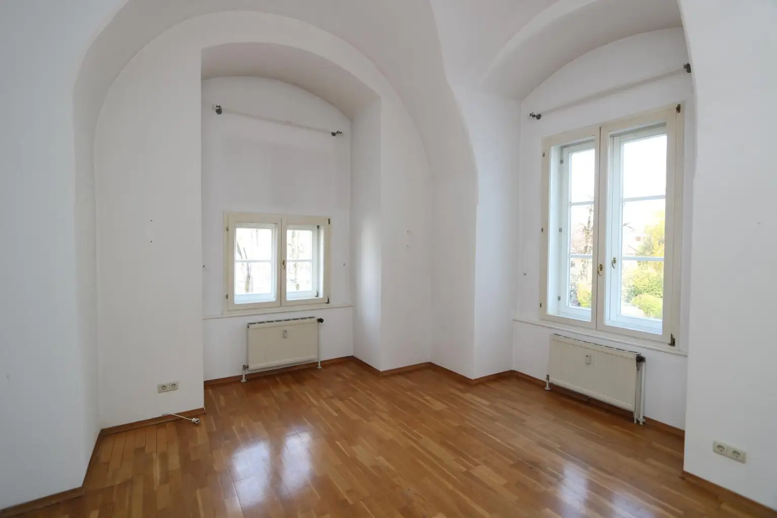 Wohnen im Schloss - 4 Zi. Wohnung mit historischem Flair in ansprechender Lage!