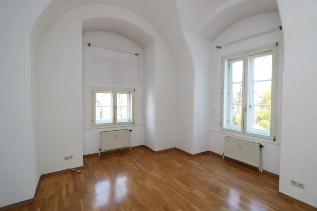 Wohnen im Schloss - 4 Zi. Wohnung mit historischem Flair in ansprechender Lage!