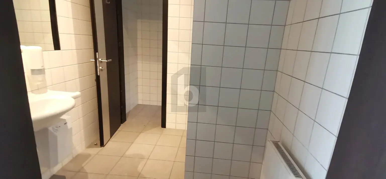 GERÄUMIG MIT GROSSEN SCHAUFENSTERN IN ZENTRALER LAGE