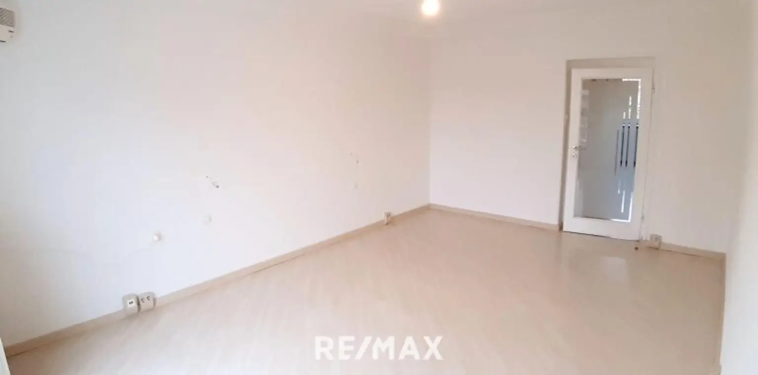 2. Etage, Zimmer 4,. Blick z. Vorraum